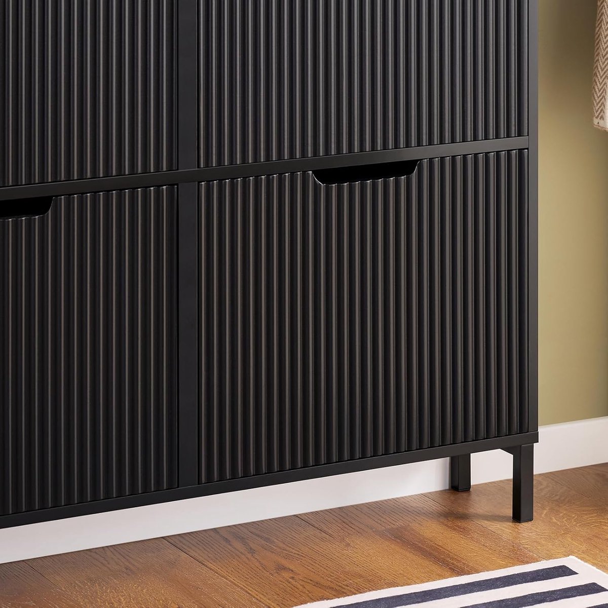 Schoenenkast smal met 4 kleppen - Ruimtebesparende hoge schoenenkast wit - Modern schoenenrek met gesloten opbergruimte voor hal & gang - MDF anti-kantel halkast - 100x91x19 cm - HomeByNicole ElegantSpace FSR177-L-W (9503985845327)