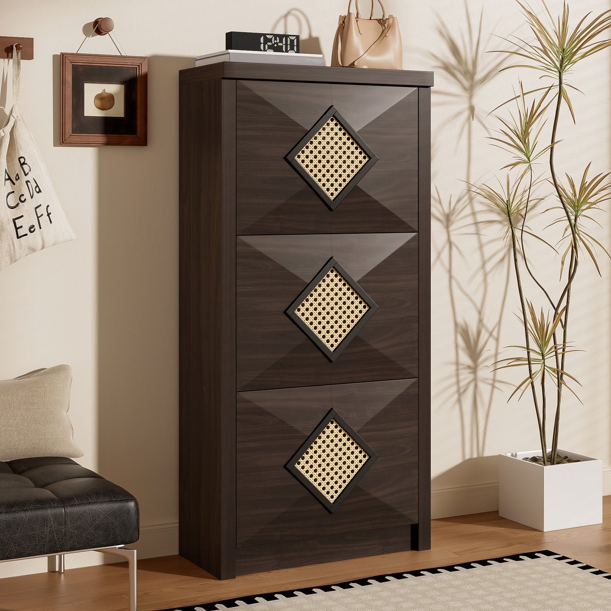 OKWISH Schoenenkast - Vintage Rattan-Decor - 3 Klapvakken Met Schoenplanken - Smal Verticaal Rek Voor Hal - 54x25x115 cm - Donkerbruin Spaanplaat (4070861596413)